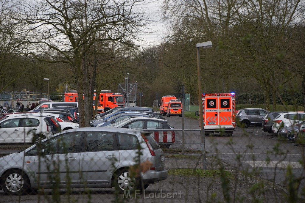 Einsatz BF Koeln Schule Burgwiesenstr Koeln Holweide P072.JPG - Miklos Laubert